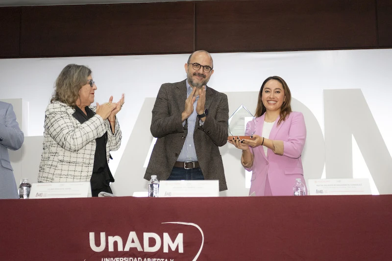 UnADM otorga la Distinción al Mérito Profesional a Katya Echazarreta por su esfuerzo y trayectoria en el ámbito aeroespacial