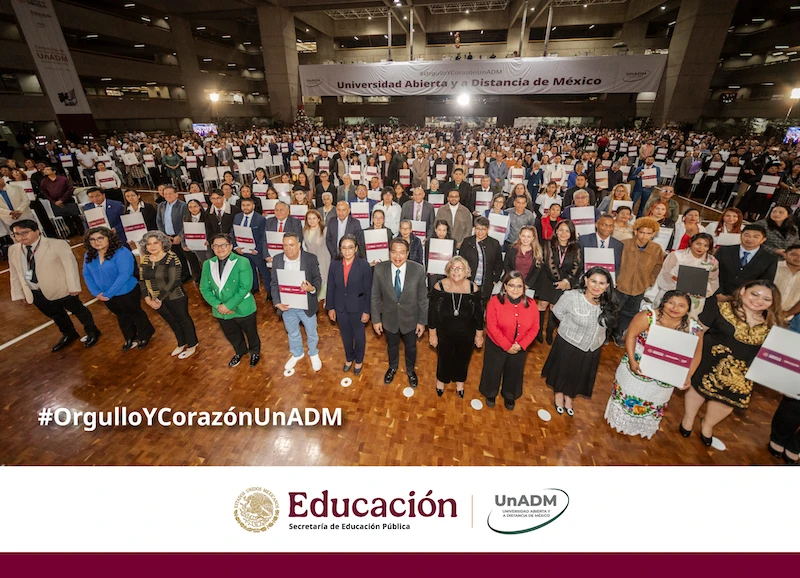 Encabeza secretario de Educación Pública, Mario Delgado Carrillo la entrega de 911 títulos de la UnADM