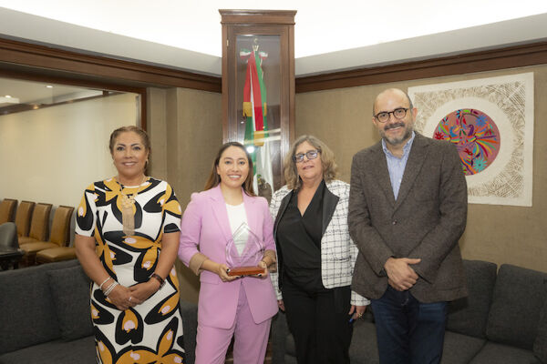 entrega-de-reconocimiento-katyaechazarreta-543300B155-0056-6D19-0FE0-D0CFB9695511.jpg