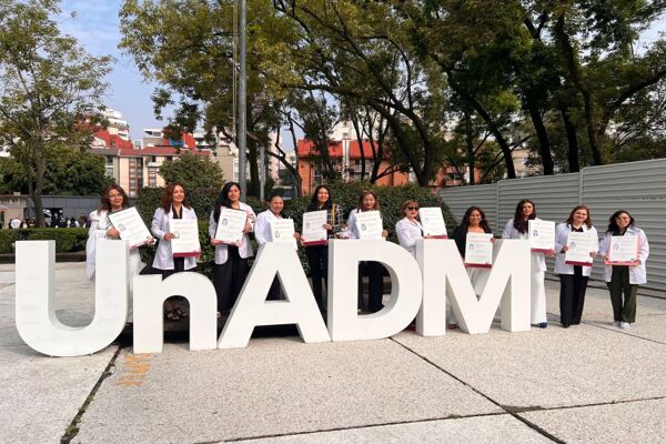 ceremonia-unadm-2025-1-egresados-letras-002FE75EADC-277C-9F20-FE86-84C00E7AE103.jpg